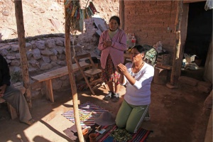 comunidad-willkipujo-woman praying